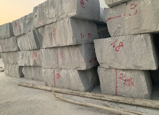 采用芝麻灰地鋪石材，營(yíng)造極具現代感的空間氛圍(圖1)