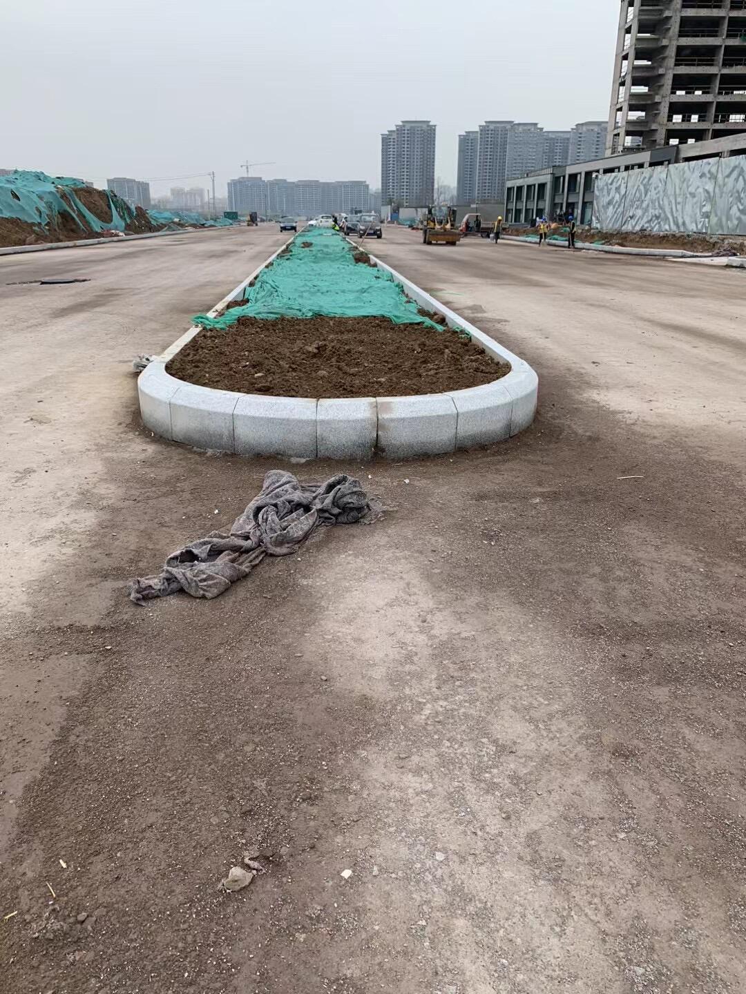 路沿石價(jià)格一覽：芝麻灰路邊石多少錢(qián)一米？