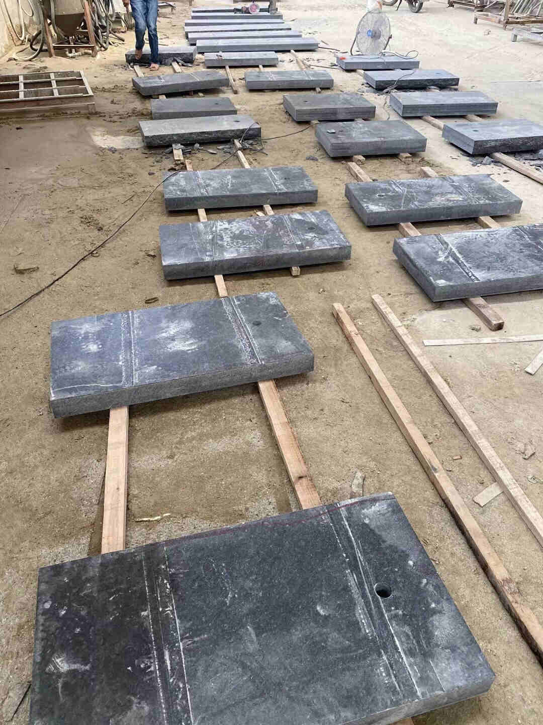 中國黑石材蒙古黑石材，黑金沙石材火燒水洗面加工